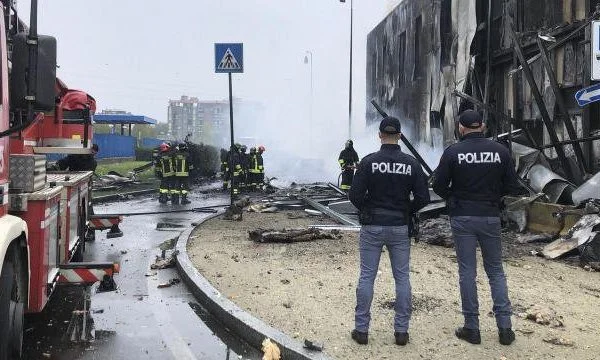 Rrëzohet aeroplani në Milano, humbin jetën të gjithë personat në bord
