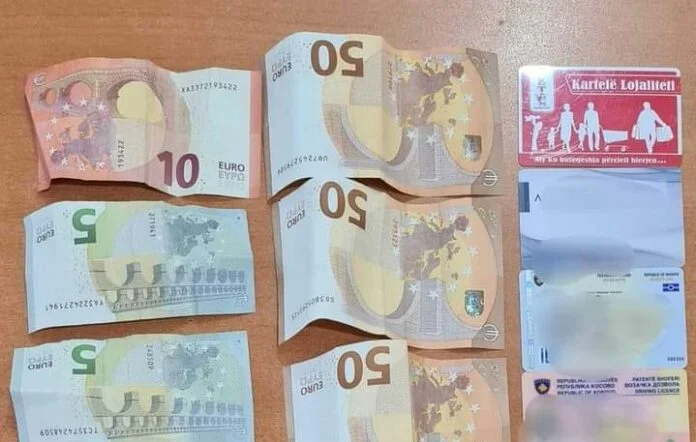Pensionisti nga Ferizaj gjen kuletën me para dhe e dorëzon në Polici