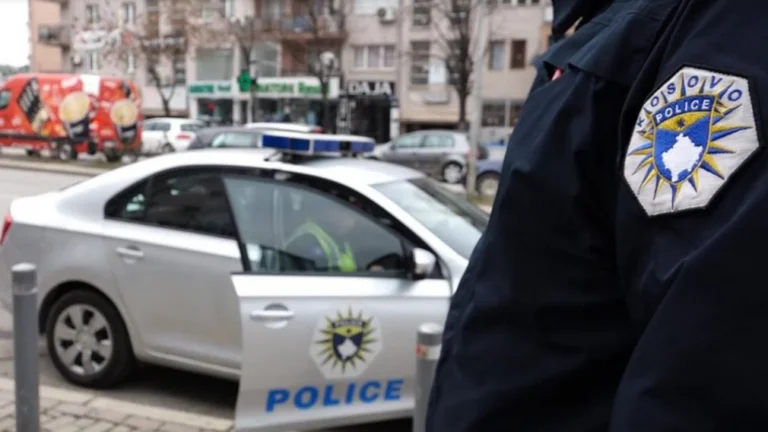 Dy qytetarë në Prishtinë i bëjnë për spital zyrtarët policorë