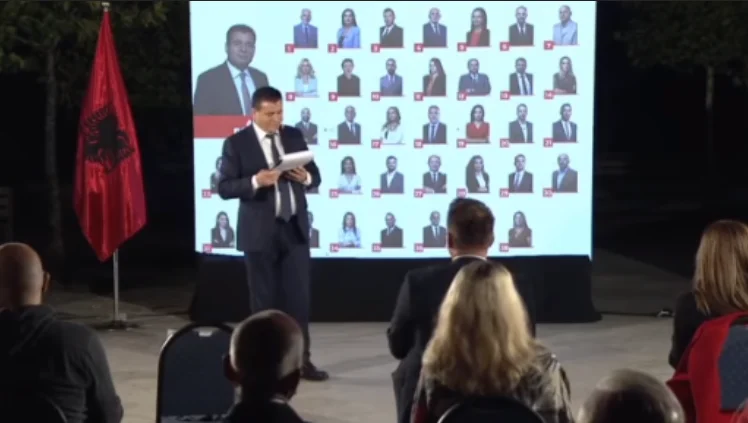 “Mahmud…Muhamet…Më falni se pak terr”, Agim Bahtiri mezi arrin t’i lexojë emrat e kandidatëve për asamble