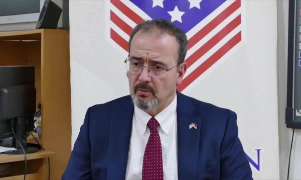 Ambasadori amerikan në Serbi pas marrëveshjes për targat: Tani të përqëndrohemi në zgjidhje të qëndrueshme