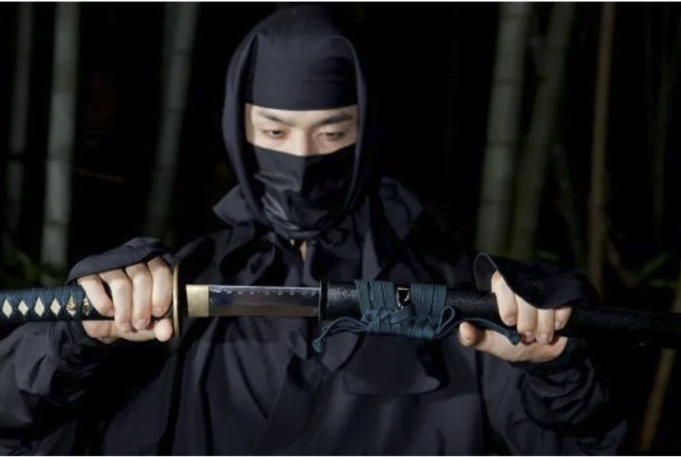 Sulmuesi me shpatë ‘katana’ e veshje ‘ninxha’ plagos dy trupa speciale në SHBA