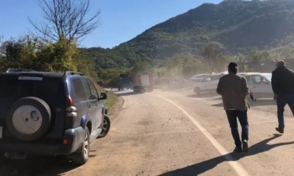 Njësia Speciale fillon tërheqjen, pas largimit të kamionit të fundit dhe tendave