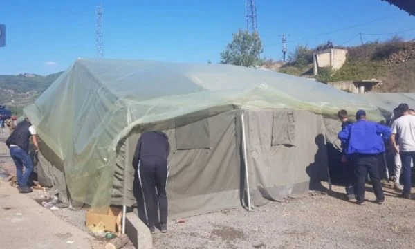Fillon edhe heqja e tendave në Jarinje