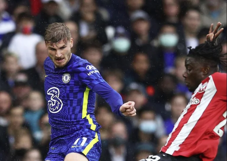 Southampton nuk ia del me 10 lojtarë – Chelsea merr tri pikë për kreun e tabelës