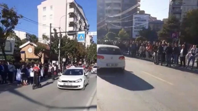 Qytetarët nga Mitrovica dalin në rrugë për të përshëndetur Njësinë Speciale të Policisë së Kosovës