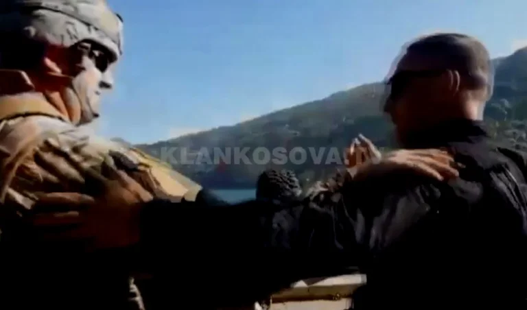Momenti i përshëndetjes së pjesëtarit të Njësisë Speciale me ushtarin e KFOR-it
