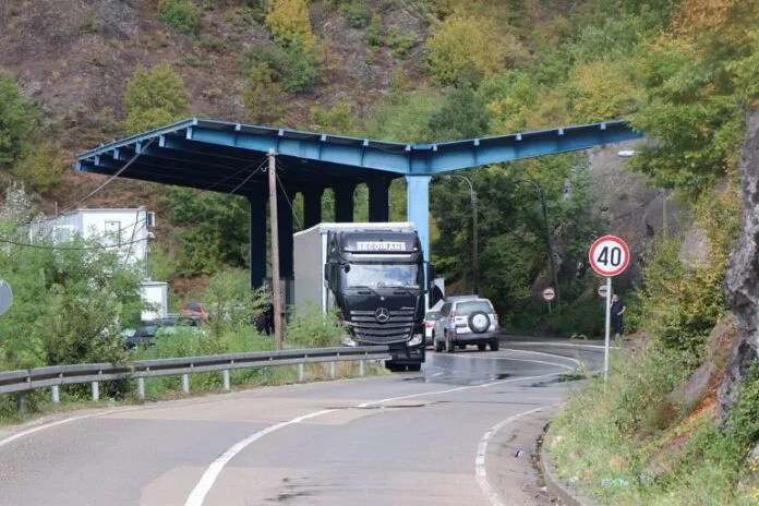 Serbia pezullon punën në pikat kufitare në veri që të përgatitet për përdorimin e afisheve