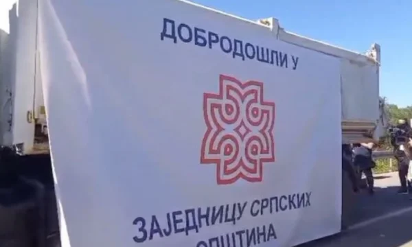Momenti kur largohet kamioni me mbishkrimin “Mirësevini në Asociacionin e Komunave Serbe”