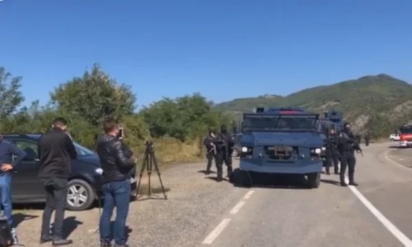 Protestuesit serbë s’largohen, Njësia Speciale kthehet prapa në pozicion, rritet prania e KFOR’it
