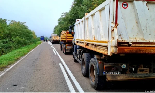 Momenti kur tërhiqen edhe kamionët e fundit nga Jarinja (Video)