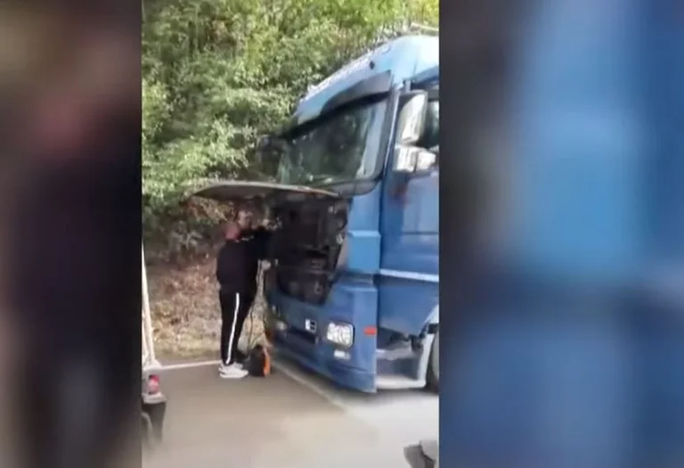 Problem në heqjen e barrikadave në veri, kamionët s’po ndezen (Video)