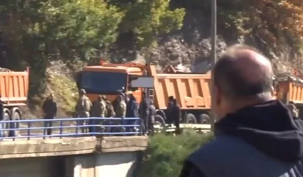Serbët vijnë i ndezin kamionët për t’i larguar nga Bërnjaku (Video)