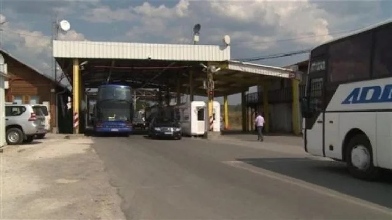 Udhëtarët që erdhën me autobus nga Serbia kalojnë në këmbë në Jarinjë