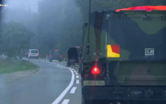 Momenti kur barrikaduesit serbë lëvizin pasi KFOR’i arriti në veri (Video)