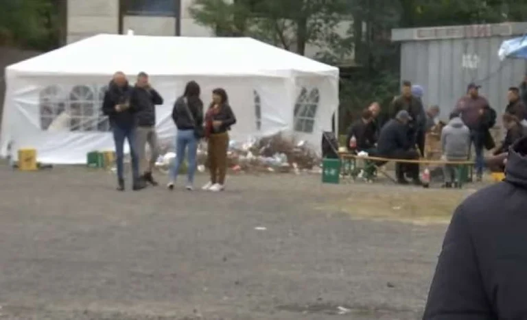 Pak protestues serbë po qëndrojnë në tendat e vendosura në Jarinjë, aty edhe Simiqi