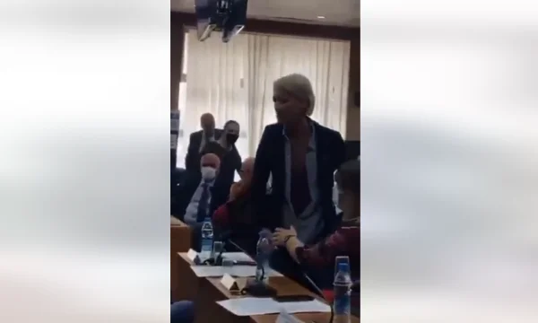 ‘Veshët në dorë t’i jap, majkun’, asamblistja e PSD’së përplaset keq me Mujecin e VV’së
