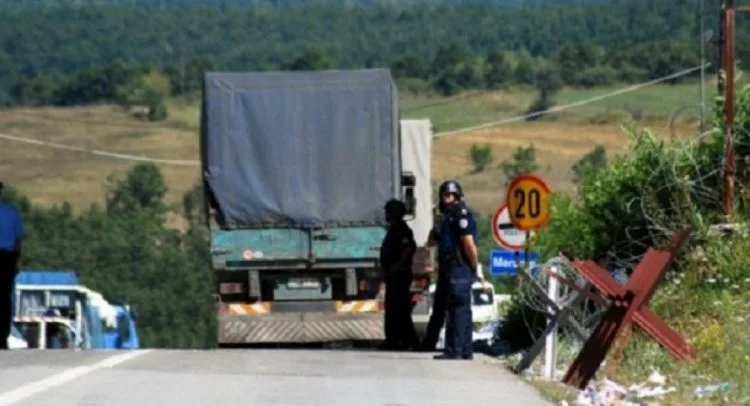 Pas 13 ditësh bllokim, kalon kamioni i parë me targa të Novi Pazarit