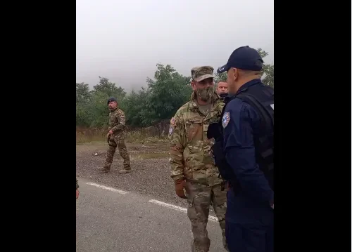 Pjesëtarët e KFOR’it duke shkëmbyer disa llafe me Policinë e Kosovës