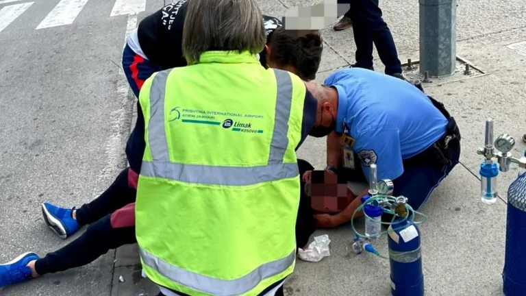 I shpëtohet jeta qytetarit, që ra pa ndjenja në Aeroportin e Prishtinës