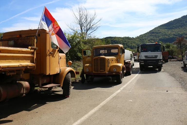 Hapet njëra korsi e rrugës në Jarinjë, kamionët serbë pritet të largohen