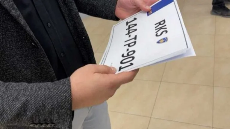 Marrëveshja për Targa: Stikersat nxirren nga depoja e Ministrisë së Sveçlës, ishin shtypur para katër vitesh