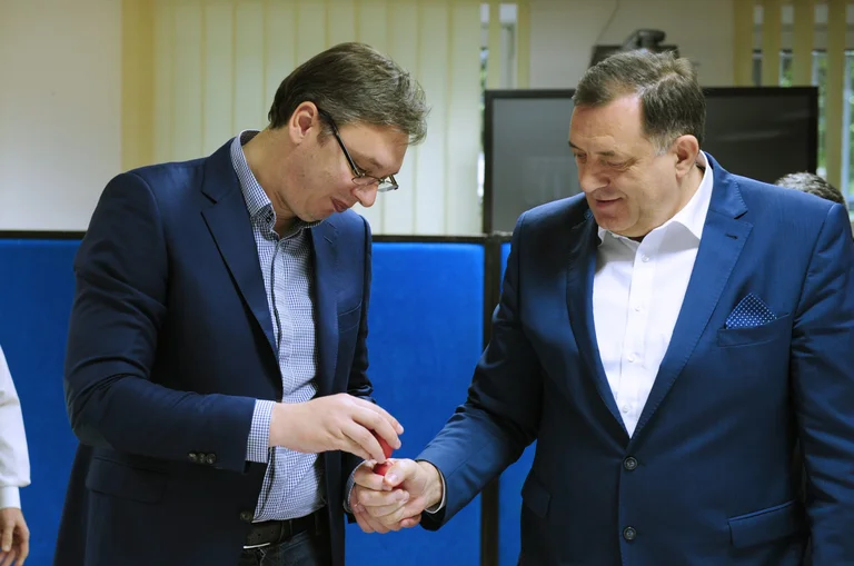 Millorad Dodiku lavdata Vuçiqit: Me krizën e veriut të Kosovës, dëshmoi se është njeri i paqes dhe dialogut