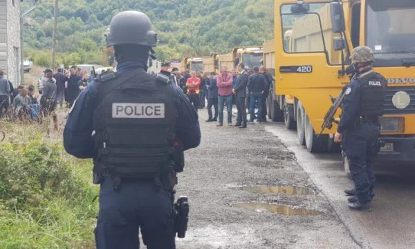 Era shtet? Protestuesit serbë derdhin dru para barrikadës