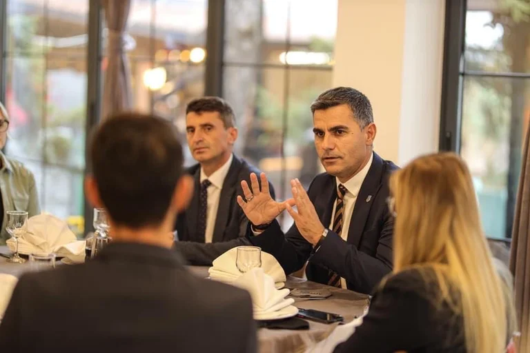 Tahiri takohet me përfaqësuesit e Shoqërisë Civile, zotohet se do të vazhdojë të jetë i hapur e transparent, model i qeverisjes së mirë