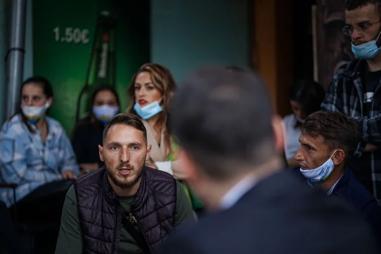 Obadiah le dice al joven por qué está visitando Podujevo a menudo
