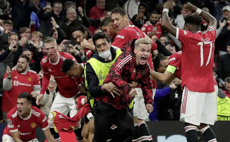 Sicherheit verwirrt den Stern von Man Utd mit einem Ventilator, fängt ihn an, die Partei zu stoppen.