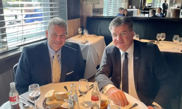 Lajcak und Escobar speisen in Brüssel nach Kosovo-Serbien