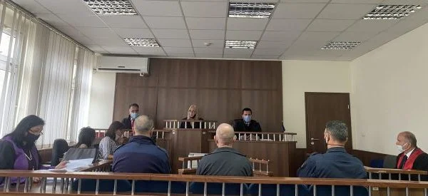 Todo el hombre acusado de matar a su esposa con 14 balas en el tribunal