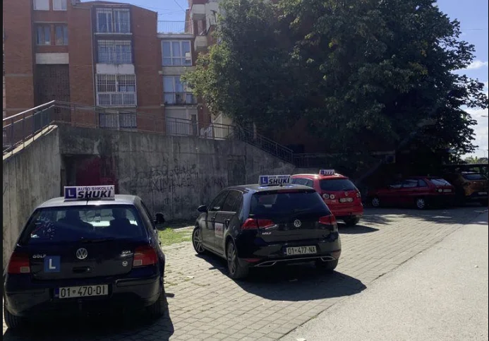 Unseemly: Bus nimmt den Parkplatz an Dardania Einwohner