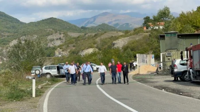 Serbia's presidential candidate visits Serbian protesters in Jarinje