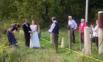 Boda en la frontera: La pareja conocía una patrulla fronteriza, se casó con invitados alrededor de la frontera.