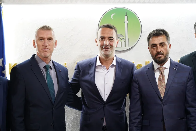 Pristina Islamic Community Centres warmly welcome Daut Haradinaj, with national and state symbols