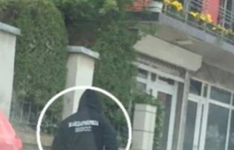 Serben verdächtigt Gendarmerie in Zvecan gesehen zu werden