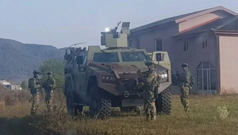Serbia pulls: Armed vehicles out on Kosovo border