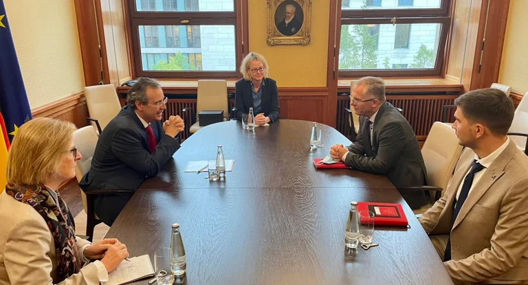 Dialog: Bislim diskutiert mit deutscher Diplomat vor der Begegnung mit Petkov