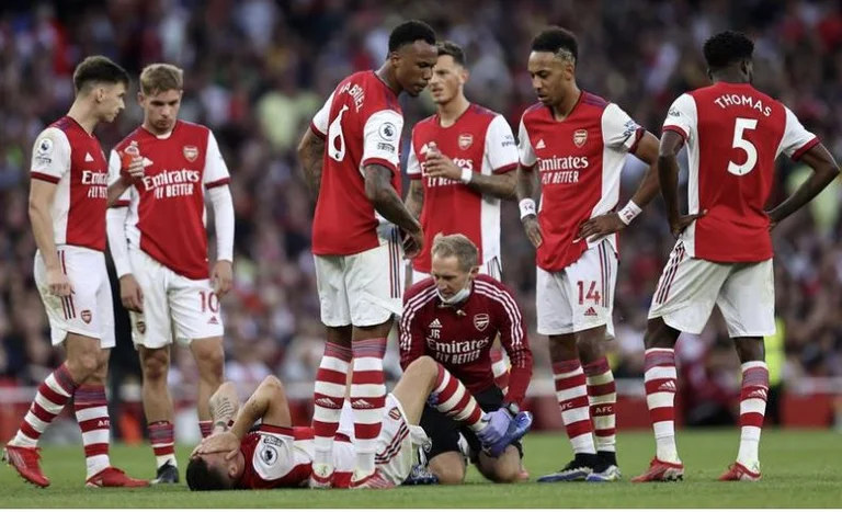 Jaka's injury compounds the player's situation, extra encounters with knee specialists