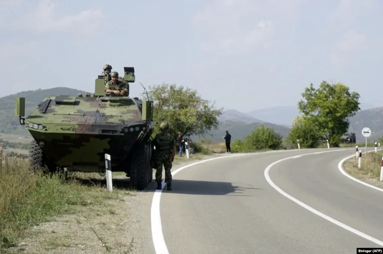 Vista del ejército serbio en Rudnica, lugar cerca de la frontera de Kosovo