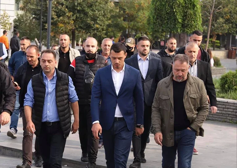 Ehemaliger Präsident Thacis Sohn tritt PDK-Kampagne in Skenderaj bei