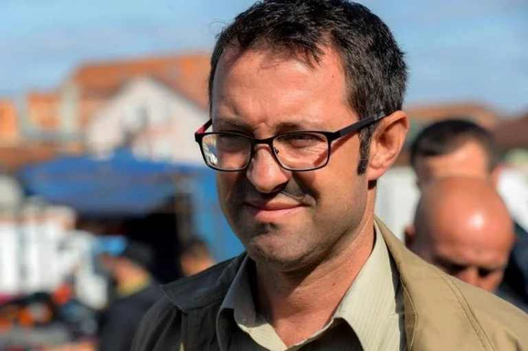 Pas Alban Krasniqit, shfrenohet edhe fjalori i shqipes me fjalën “kurvë”: Vajzë bishtdredhur, lavire