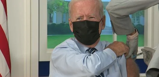 Biden erhält dritte Impfdosis gegen COVID-19