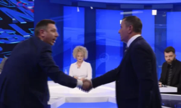 Tome Gashi und Valon Syla wetten in der Mitte einer Show über Gegenseitigkeit mit Platten