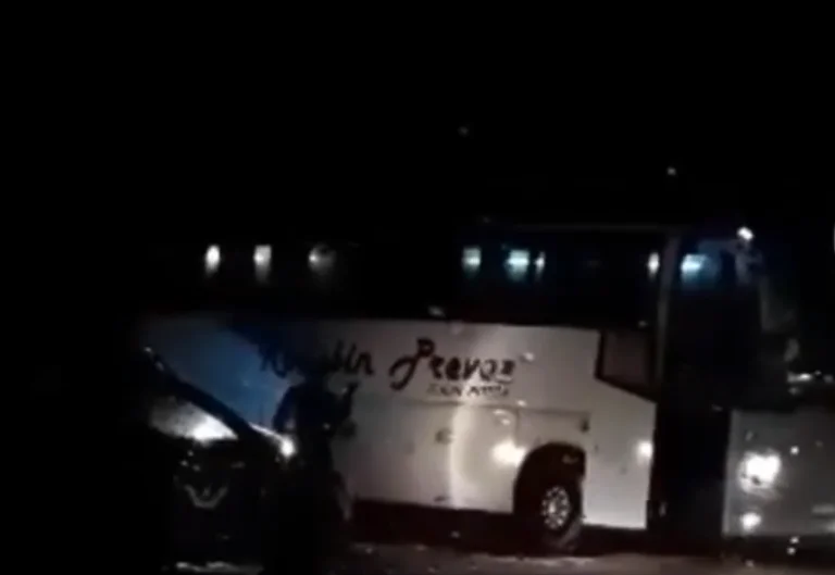 Zwei Busse mit Teller aus Belgrad sind in Jarinje zu sehen, links Leute in der Nähe von Protesten, und hob andere