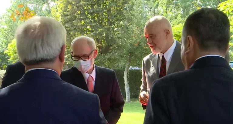 Le sociologue Maloku choque les gens: Question Rexhepe Qhur pour la décoration Edi Rama