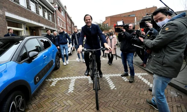 The Dutch prime minister with bicycles on the job, but they change the scores: Fear of kidnapping moves him to take precautions