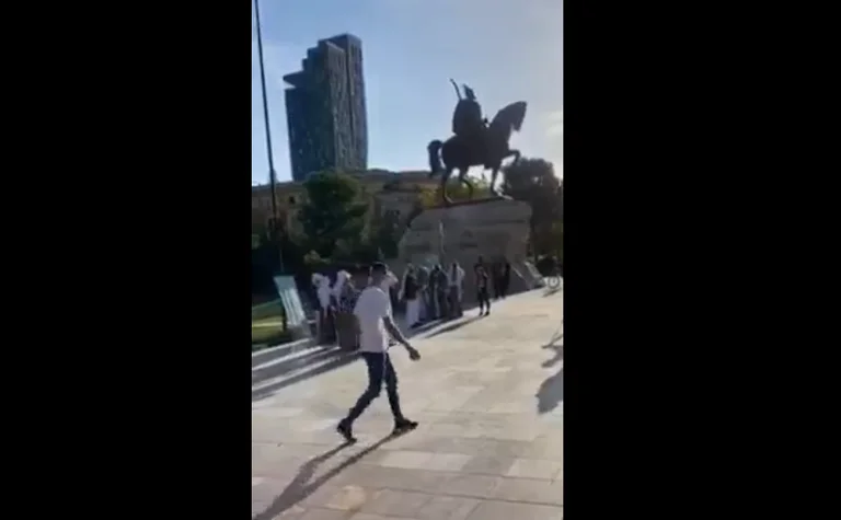 Un ritual común de Skenderbeu aparece